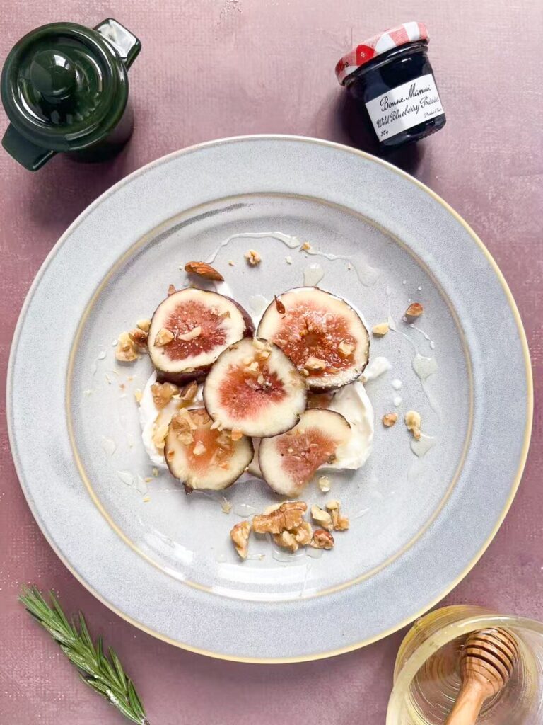 イチジクとチーズを合わせた華やかな前菜プレート