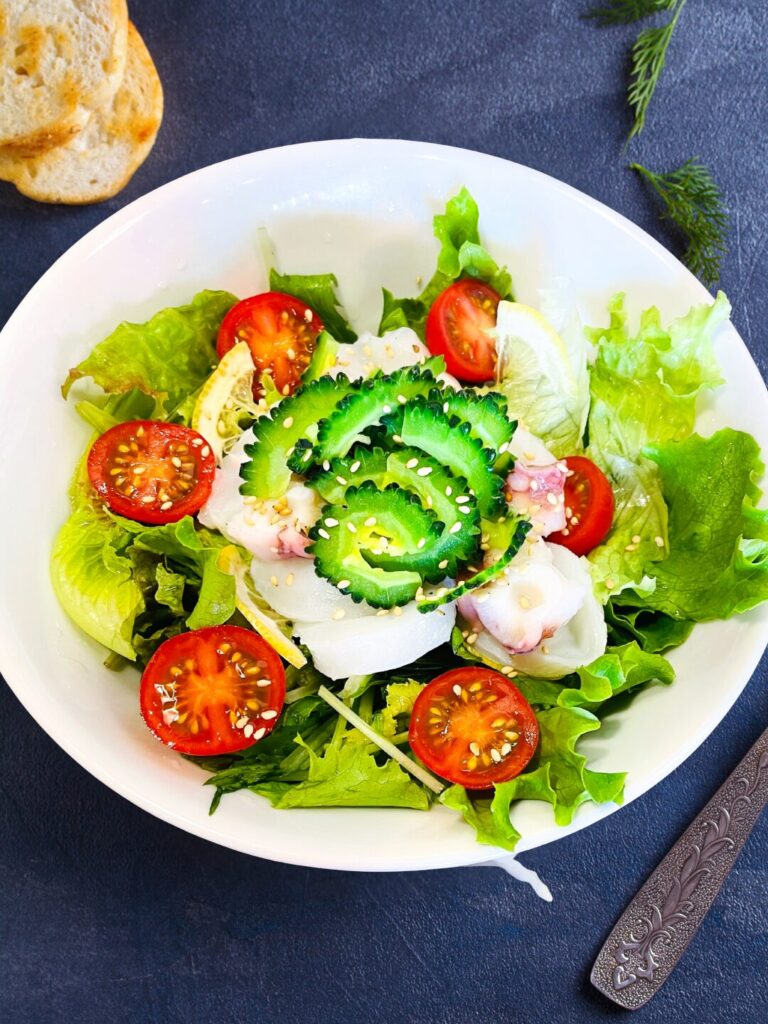 ゴーヤとタコ・イカの和風海鮮サラダ。レタスとトマトを合わせたさっぱりレシピ