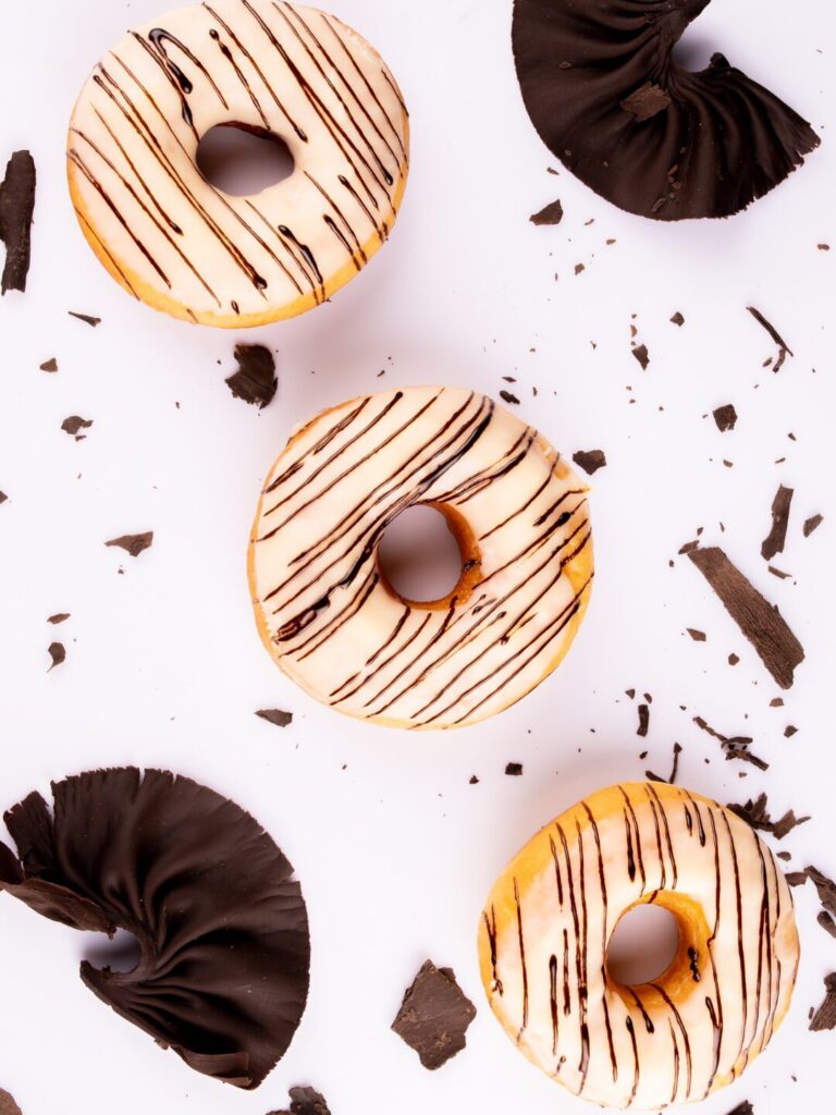 チョコレートとバニラのドーナツ｜ティータイムに楽しむやさしい甘さのスイーツ – Abloom Hub Food