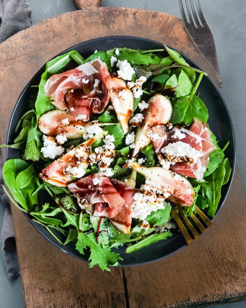 いちじくと生ハムのサラダ。カッテージチーズとバルサミコを添えたおしゃれな前菜