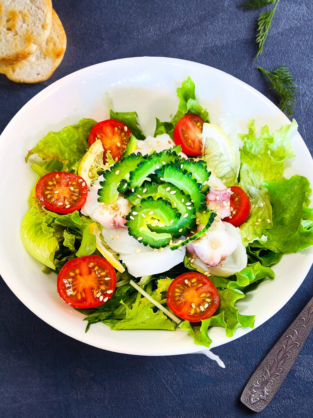 ゴーヤとタコいかの和風海鮮サラダ。レタスとトマトを合わせたさっぱりレシピ。