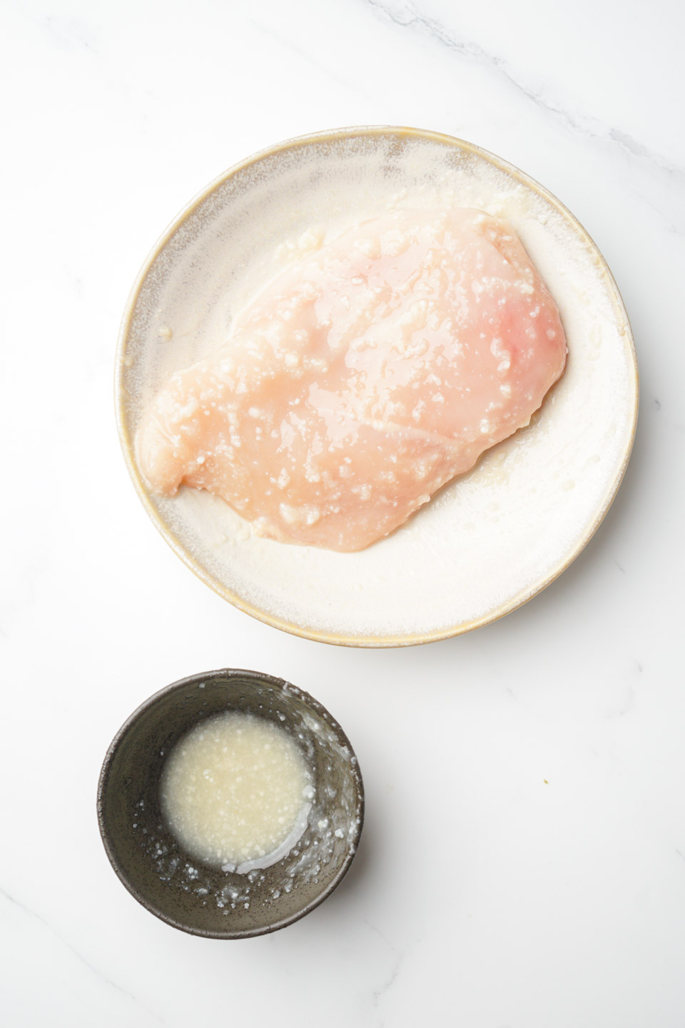 下味をなじませた鶏むね肉と調味料を上から見た様子