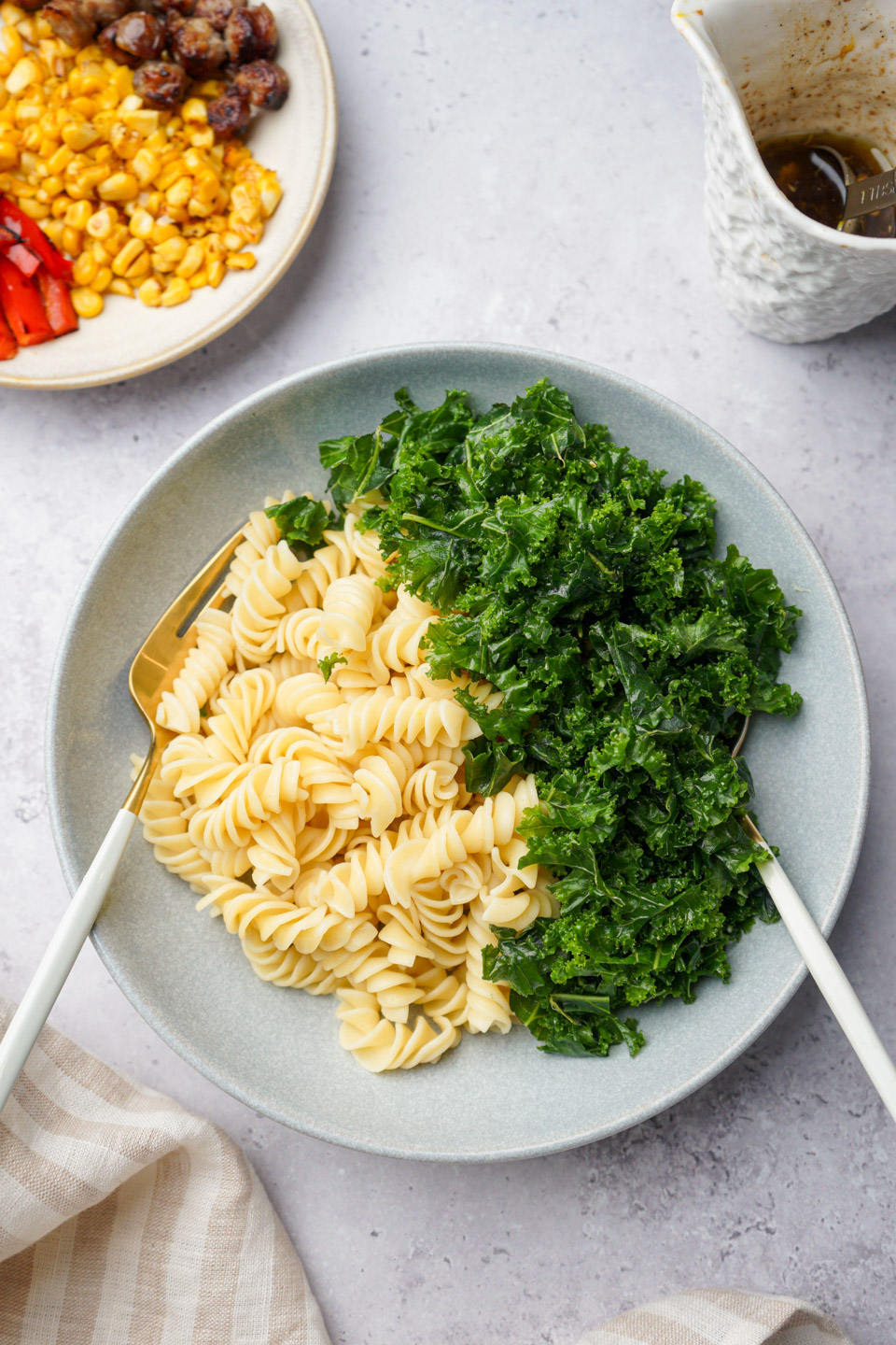 茹でたショートパスタとケールをボウルに入れた様子